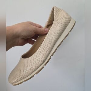 BARETRAPS POSTURE Women's Cream Ballet Flats